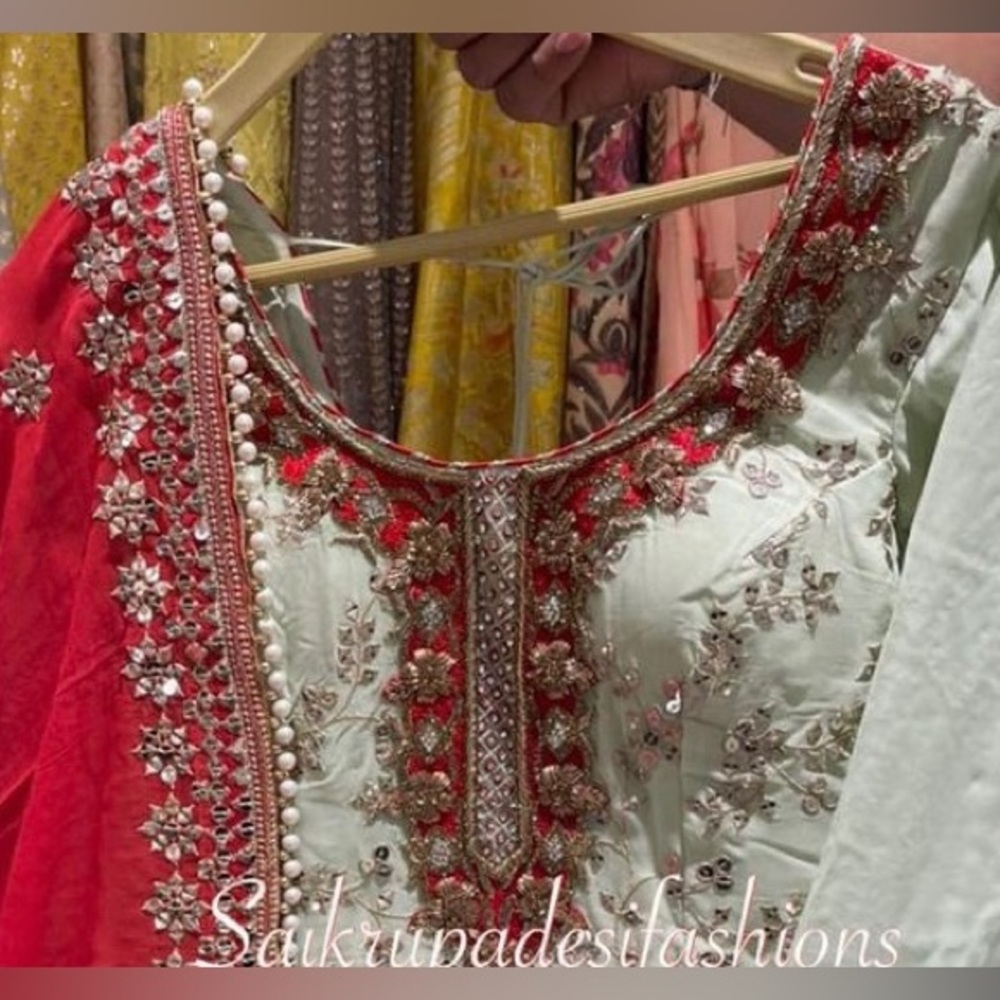 Gharara suits with heavy work/red dupatta
Mint green. size L/
40. Worn few hours